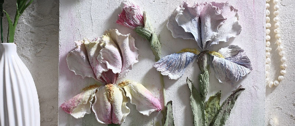 Irises in sculptural painting. The botanical structure of the flower